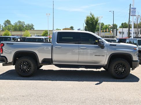 Used 2025 Chevrolet Silverado 2500 LTZ w/ LTZ Plus Package AWD/4WD image 11