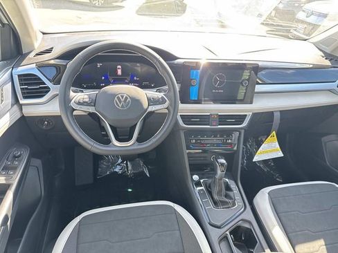 New 2026 Volkswagen Taos SE FWD image 7