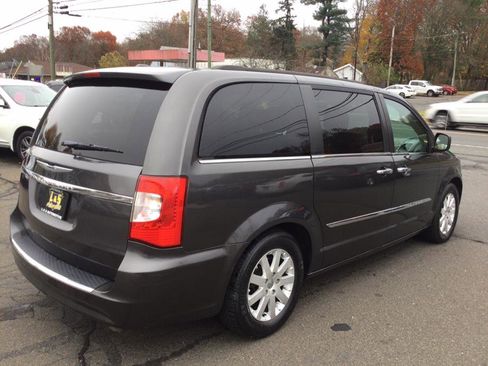 Used 2015 Chrysler Town & Country Touring w/ Driver Convenience Group image 5