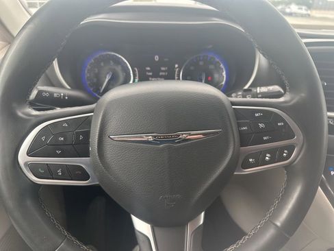 Used 2022 Chrysler Pacifica Touring-L FWD image 11