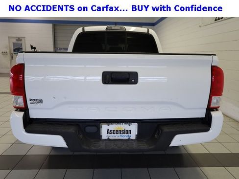 Used 2017 Toyota Tacoma SR image 12