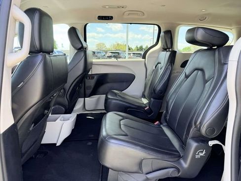 Used 2023 Chrysler Pacifica Touring-L FWD image 13