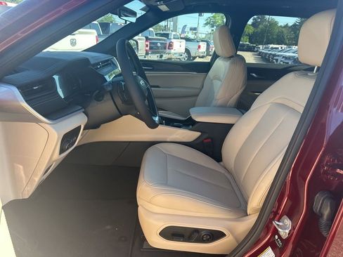 New 2026 Jeep Grand Cherokee L Limited w/ Limited Altitude Package AWD/4WD image 11