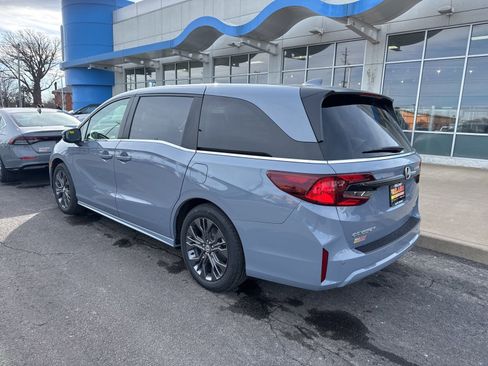 New 2026 Honda Odyssey Touring image 3