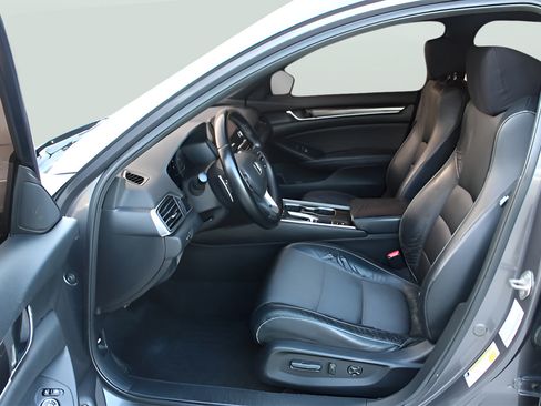 Used 2018 Honda Accord Sport image 9