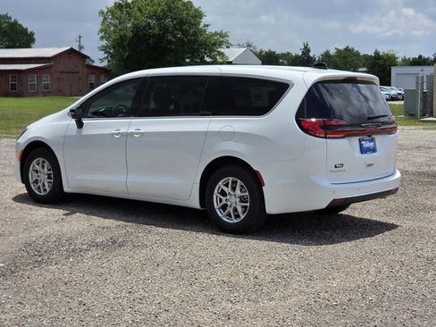 New 2027 Chrysler Pacifica Select FWD image 4