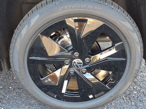 New 2026 Volkswagen Taos SE image 9