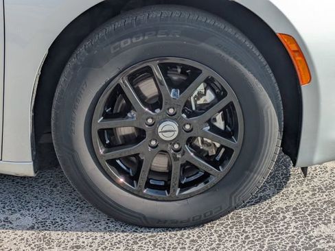 Used 2022 Chrysler Voyager LX image 9