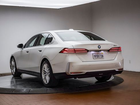 Certified 2025 BMW 530i w/ Premium Package image 9