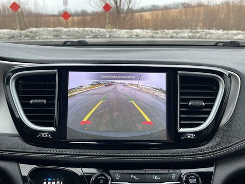 Used 2023 Chrysler Pacifica Limited w/ S Appearance Package image 27