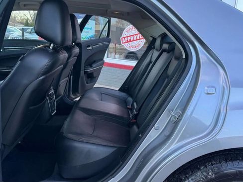 Used 2017 Chrysler 300 C image 9