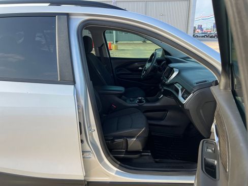 Used 2022 GMC Terrain SLE w/ Driver Convenience Package FWD image 9
