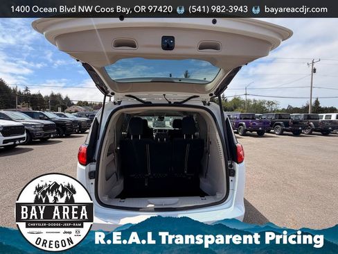 Used 2023 Chrysler Voyager LX FWD image 7