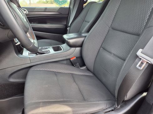 Used 2018 Jeep Grand Cherokee Laredo AWD/4WD image 3