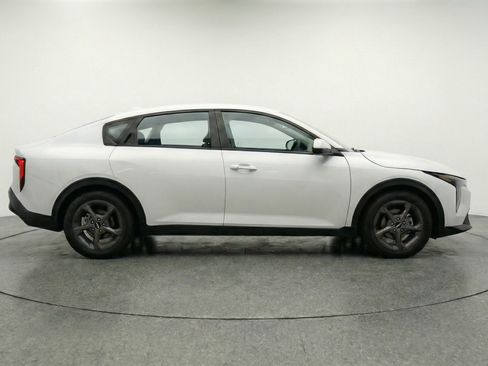 Used 2025 Kia K4 LXS image 11