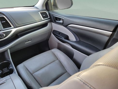 Used 2018 Toyota Highlander Limited Platinum FWD image 12