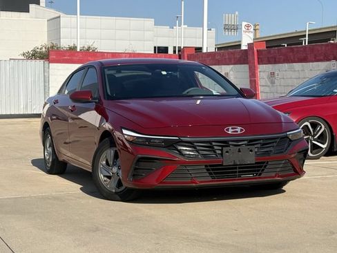 Used 2025 Hyundai Elantra SE FWD image 2