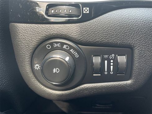 Used 2021 Jeep Cherokee Latitude Plus image 30