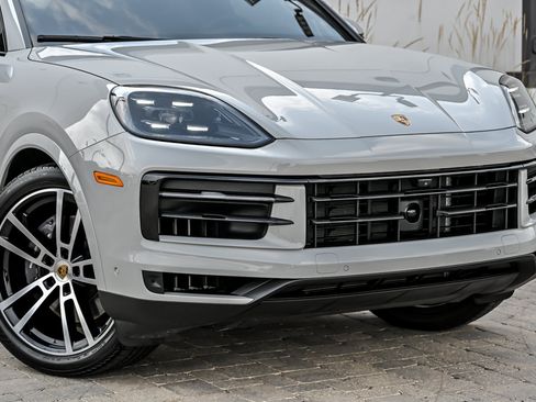 Used 2024 Porsche Cayenne AWD/4WD image 2