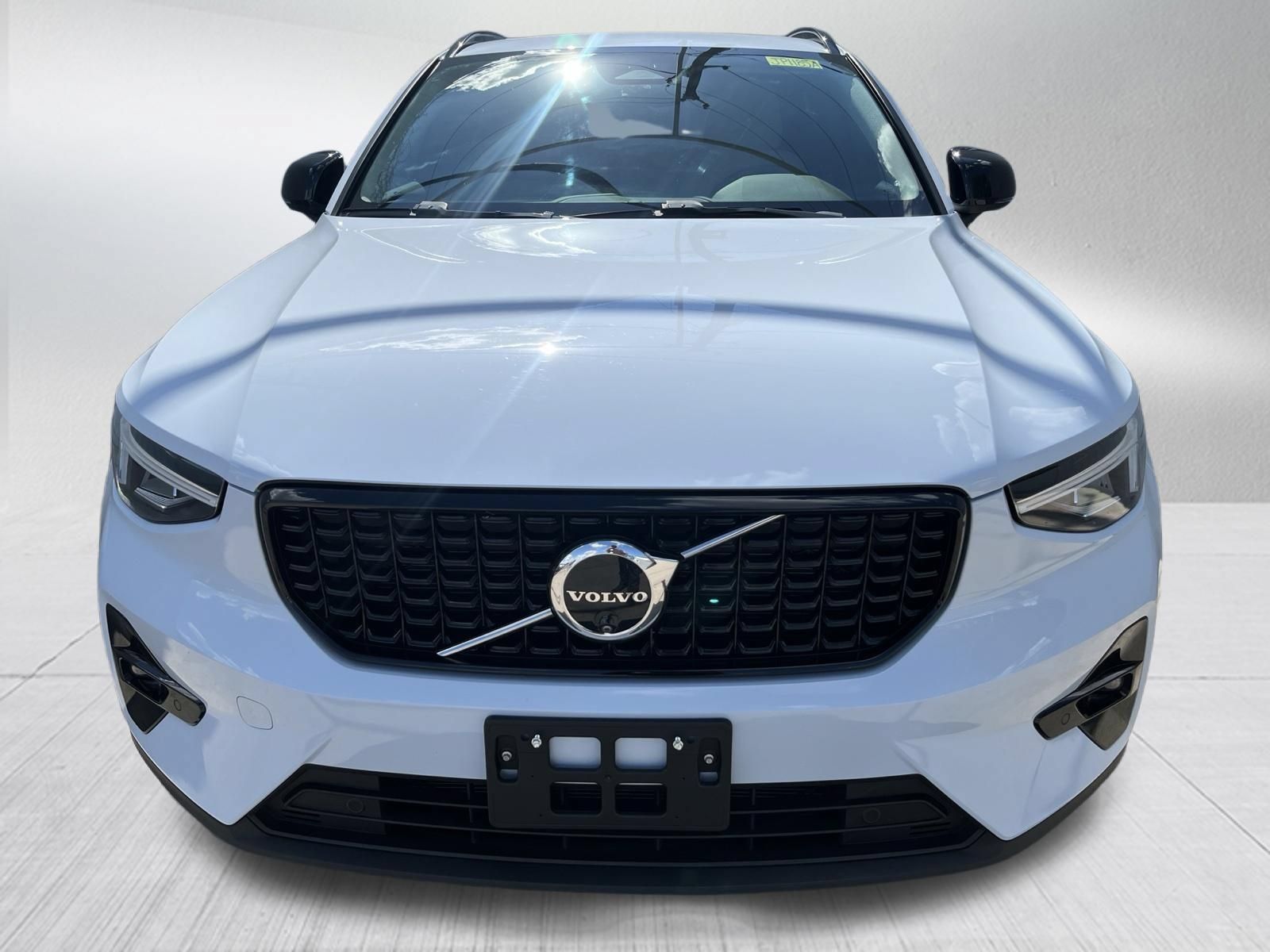 Used 2024 Volvo XC40 B5 Plus w/ Protection Package Premier AWD/4WD image 2