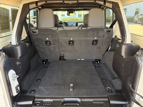 Used 2025 Jeep Wrangler Unlimited Sahara AWD/4WD image 31
