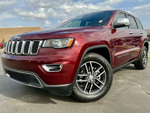 Used 2018 Jeep Grand Cherokee Limited image 3