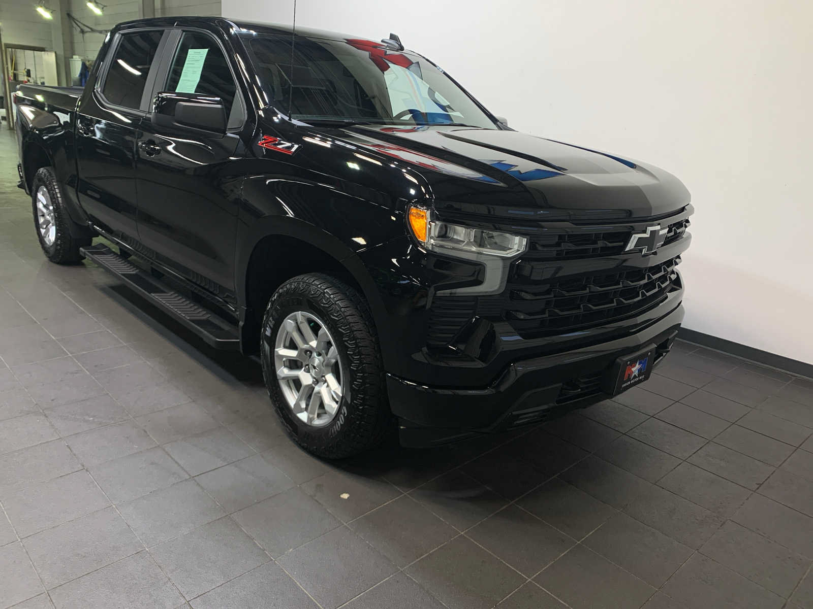 Used 2025 Chevrolet Silverado 1500 RST w/ Z71 Off-Road Package AWD/4WD image 2
