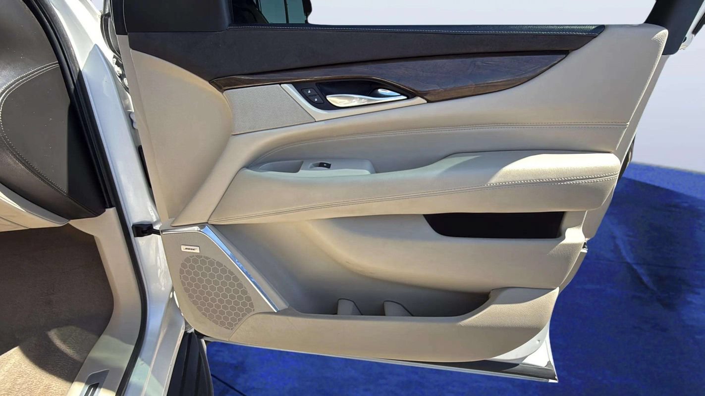 Used 2018 Cadillac Escalade Luxury AWD/4WD image 19