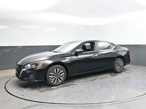 Used 2024 Nissan Altima 2.5 SV AWD/4WD image 7
