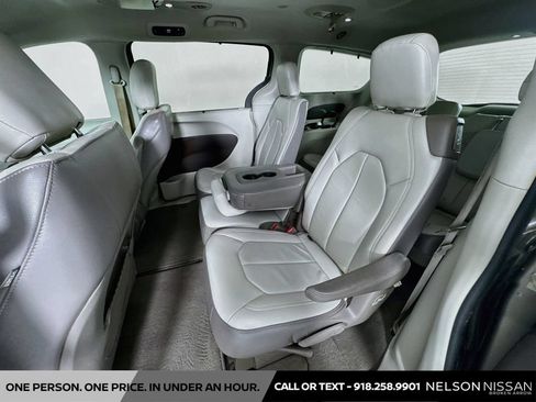 Used 2017 Chrysler Pacifica Touring-L FWD image 22