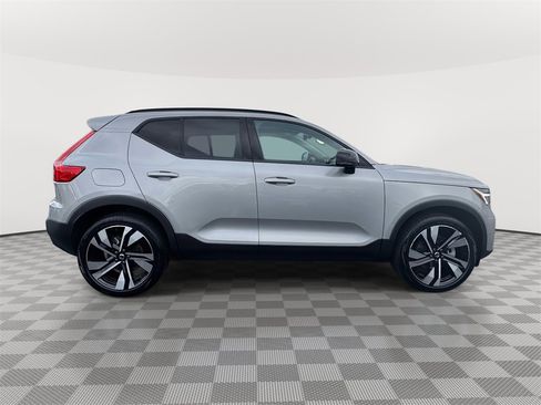 Certified 2025 Volvo XC40 B5 Plus image 3