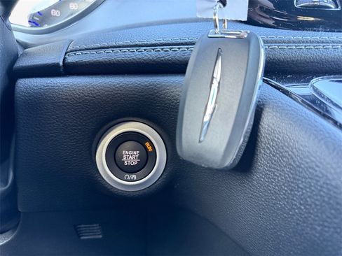 Certified 2025 Chrysler Pacifica Select image 30