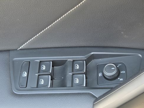 Used 2023 Volkswagen Tiguan SE image 63