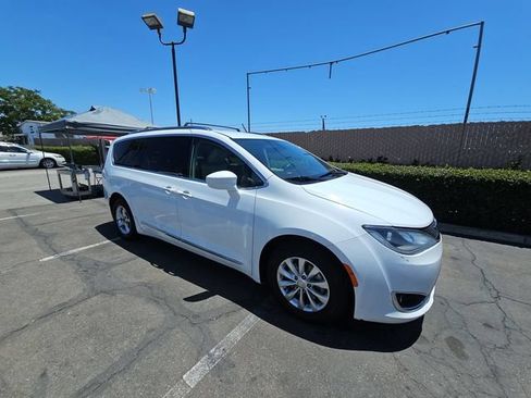 Used 2019 Chrysler Pacifica Touring-L FWD image 2