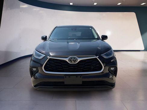 Used 2021 Toyota Highlander LE image 8