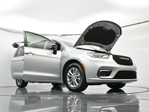 New 2026 Chrysler Pacifica Select image 50