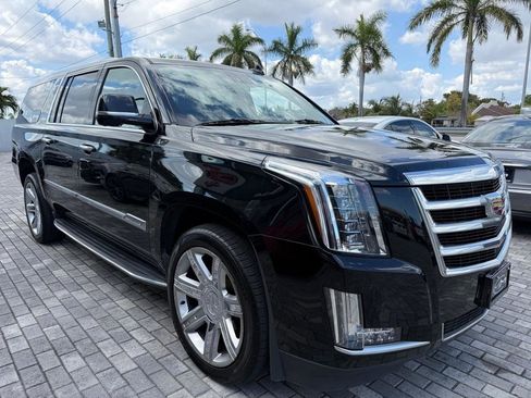 Used 2020 Cadillac Escalade ESV Luxury image 1