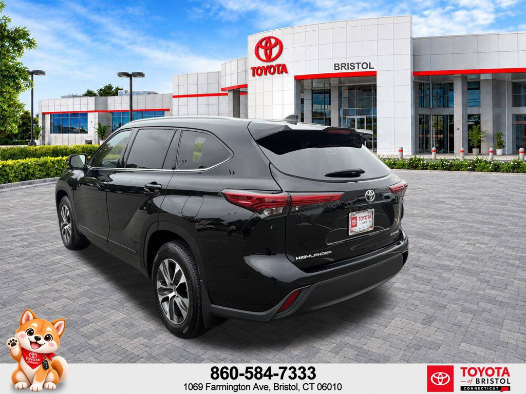 Used 2022 Toyota Highlander XLE AWD/4WD image 5