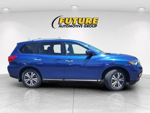 Used 2017 Nissan Pathfinder SV w/ SV Cold Weather Package FWD image 3
