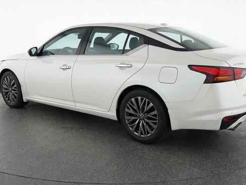Used 2025 Nissan Altima 2.5 SV FWD image 6