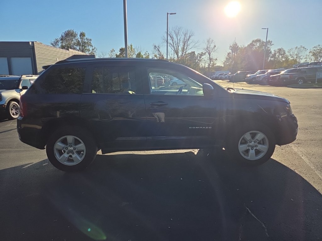 Used 2017 Jeep Compass Latitude FWD image 5