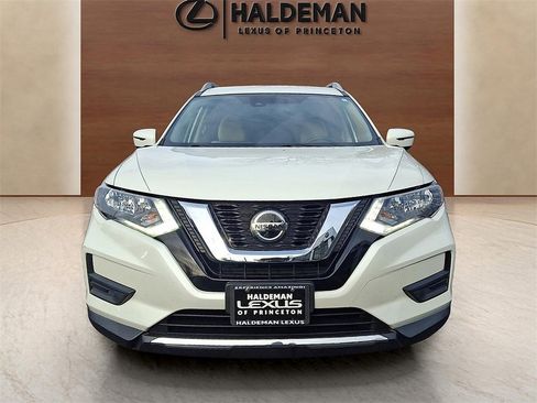 Used 2020 Nissan Rogue SV image 2
