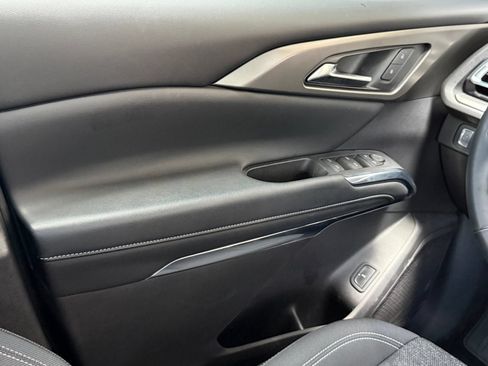 Used 2025 Chevrolet Traverse LT FWD image 37