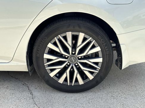 Used 2024 Nissan Altima 2.5 SV w/ SV Premium Package image 4