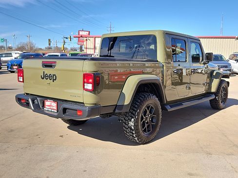 Used 2025 Jeep Gladiator Sport image 3