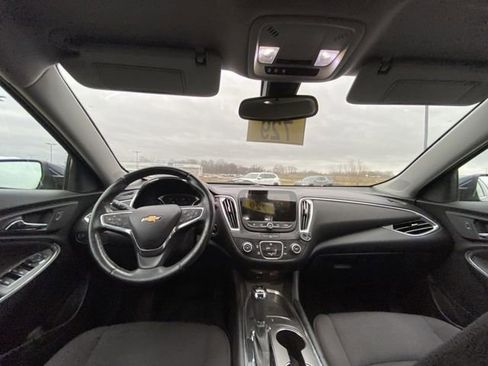 Used 2017 Chevrolet Malibu LT image 5