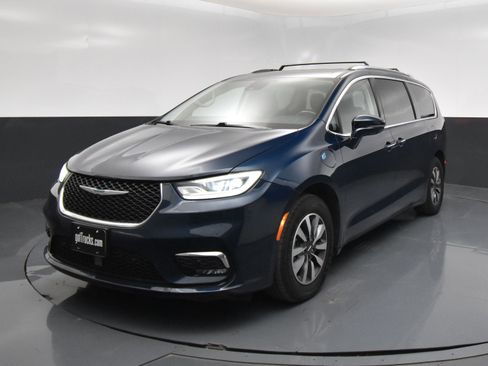 Used 2021 Chrysler Pacifica Touring-L FWD image 2