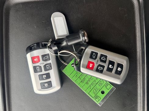 Used 2020 Toyota Sienna XLE Premium image 10