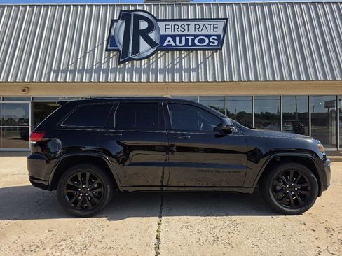 Used 2017 Jeep Grand Cherokee Altitude RWD image 9