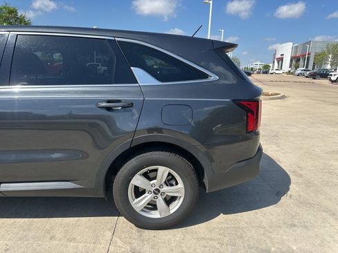Used 2023 Kia Sorento LX image 3
